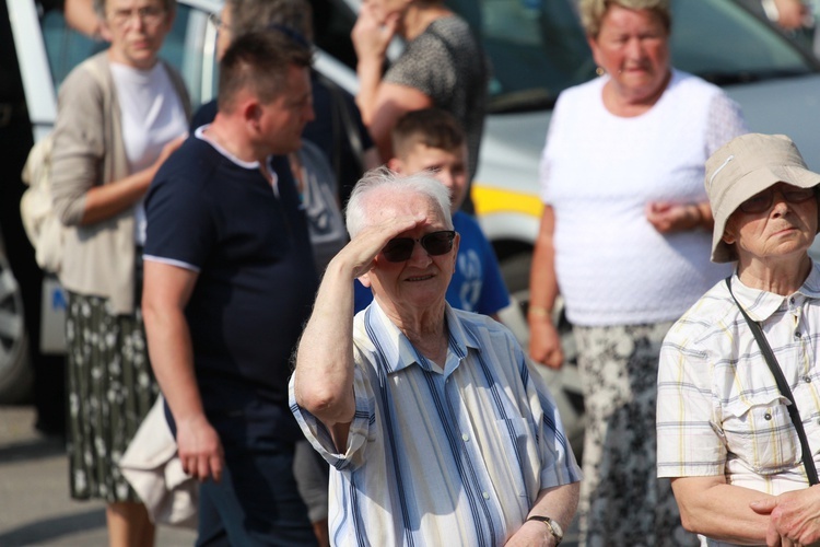 Procesja z figurą Matki Bożej Fatimskiej na plac koronacyjny