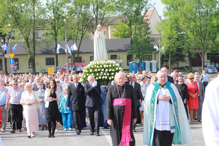 Procesja z figurą Matki Bożej Fatimskiej na plac koronacyjny