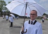 Klerycy z parasolami