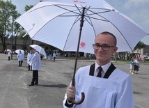 Klerycy z parasolami