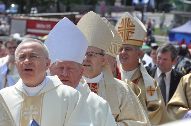 Procesja do ołtarza - Msza św. koronacyjna