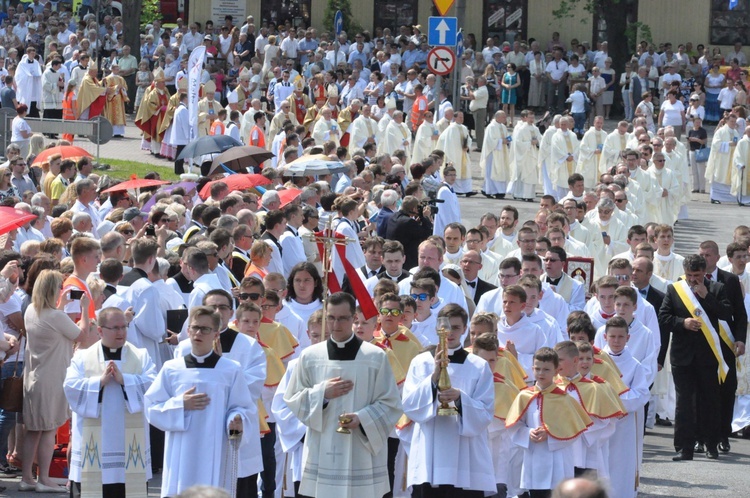 Procesja do ołtarza - Msza św. koronacyjna