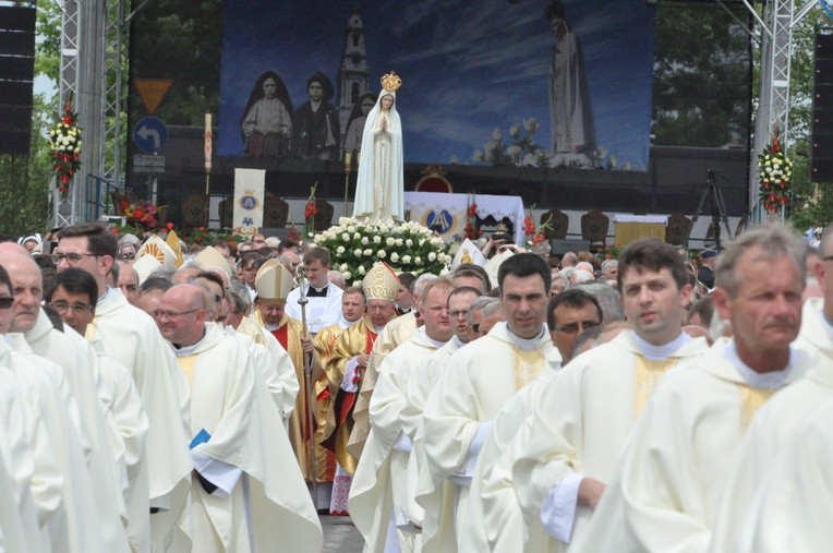 Zakończenie Mszy św. i procesja do sanktuarium