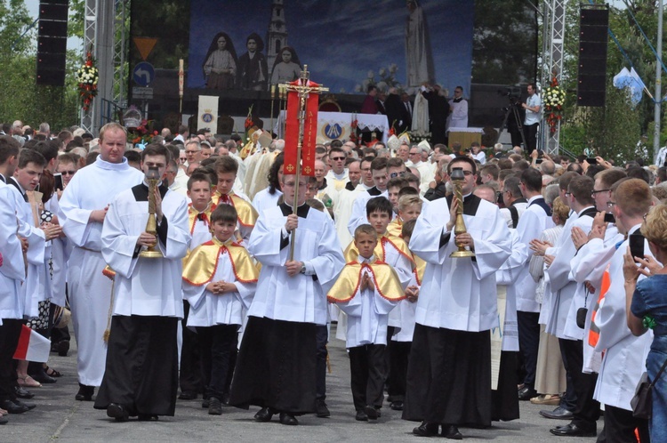 Zakończenie Mszy św. i procesja do sanktuarium