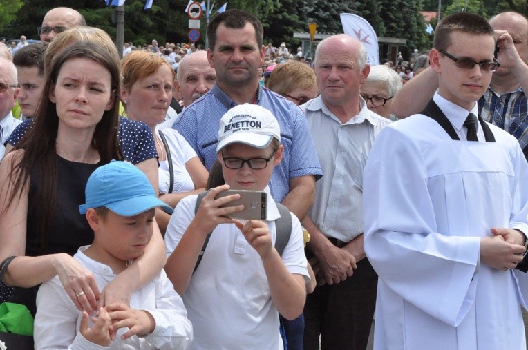 Zakończenie Mszy św. i procesja do sanktuarium