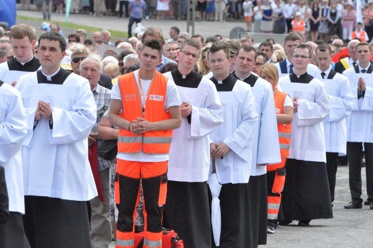 Zakończenie Mszy św. i procesja do sanktuarium