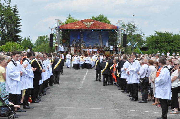 Zakończenie Mszy św. i procesja do sanktuarium