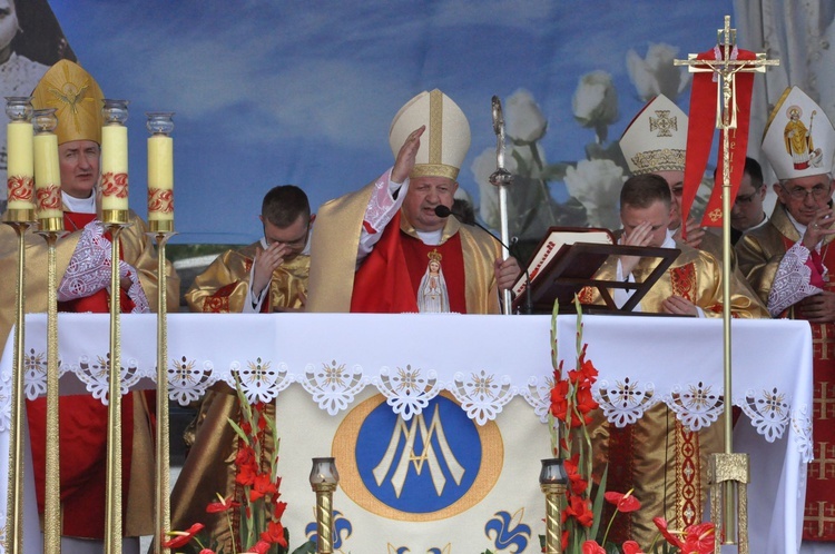 Zakończenie Mszy św. i procesja do sanktuarium