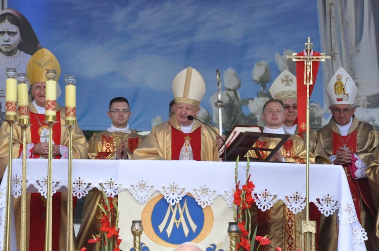 Zakończenie Mszy św. i procesja do sanktuarium