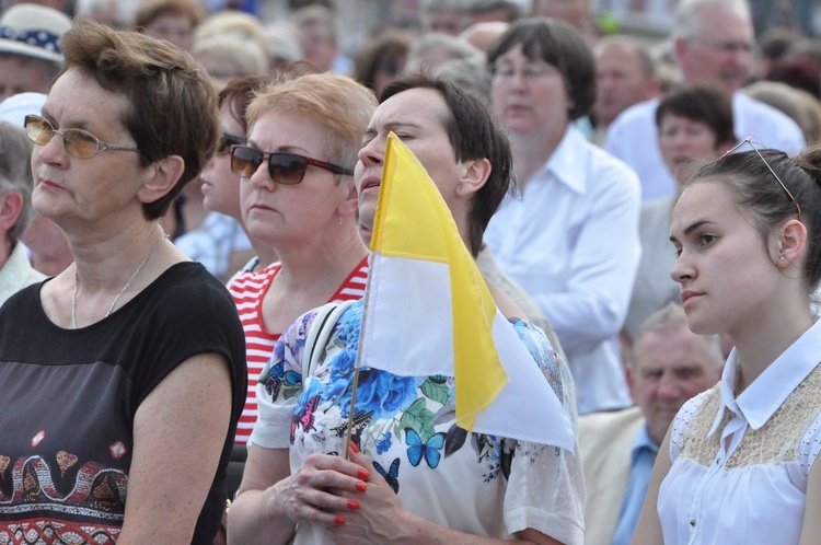 Zakończenie Mszy św. i procesja do sanktuarium