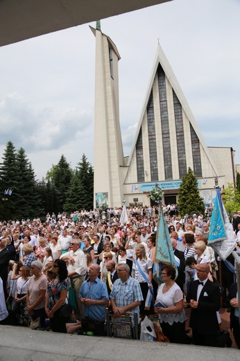 Zakończenie Mszy św. i procesja do sanktuarium