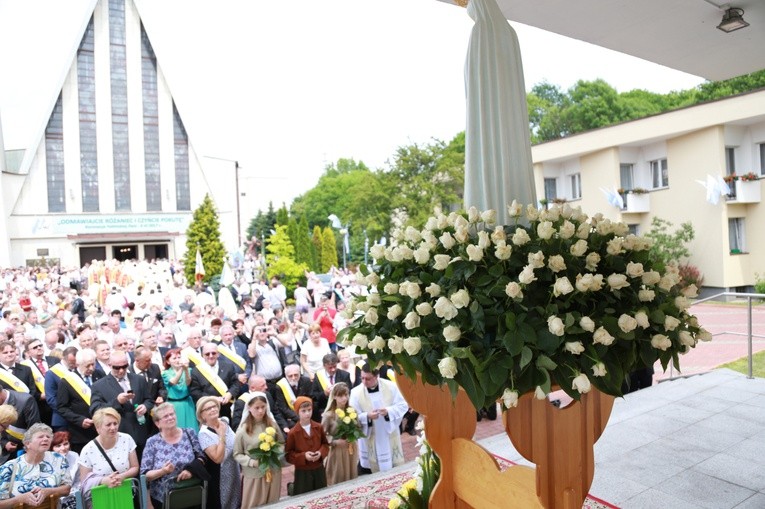 Zakończenie Mszy św. i procesja do sanktuarium