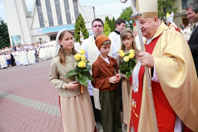 Zakończenie Mszy św. i procesja do sanktuarium