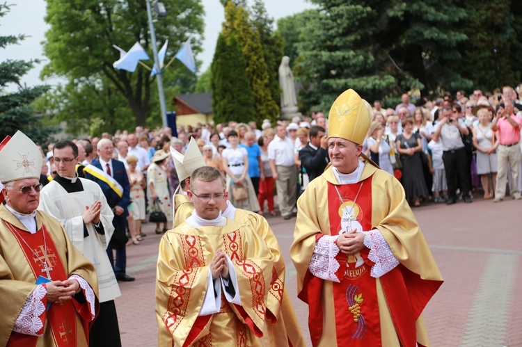 Zakończenie Mszy św. i procesja do sanktuarium