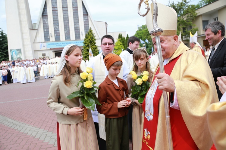 Zakończenie Mszy św. i procesja do sanktuarium