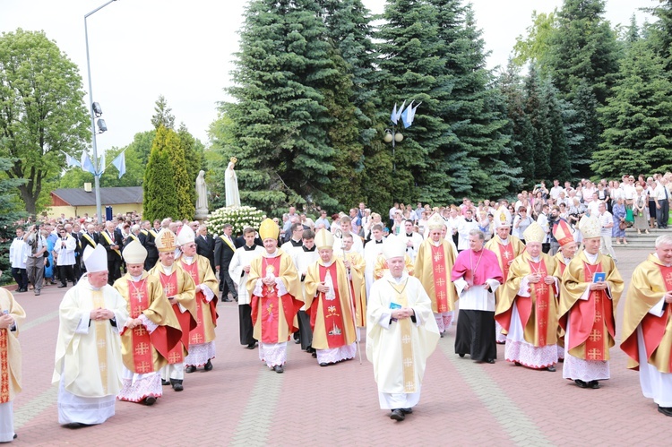 Zakończenie Mszy św. i procesja do sanktuarium