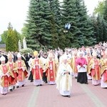 Zakończenie Mszy św. i procesja do sanktuarium