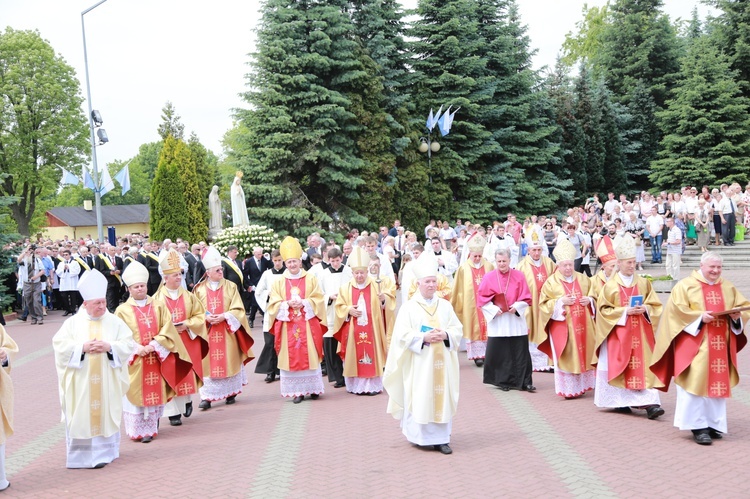 Zakończenie Mszy św. i procesja do sanktuarium