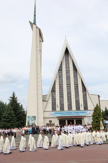 Zakończenie Mszy św. i procesja do sanktuarium