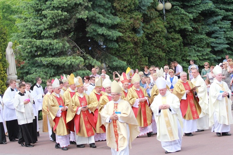 Zakończenie Mszy św. i procesja do sanktuarium