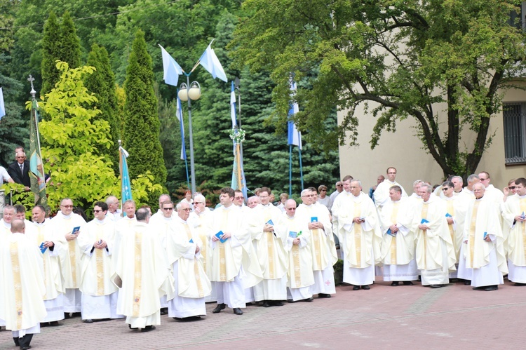 Zakończenie Mszy św. i procesja do sanktuarium