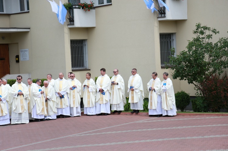 Zakończenie Mszy św. i procesja do sanktuarium