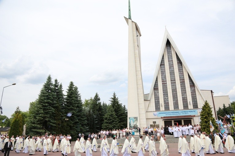 Zakończenie Mszy św. i procesja do sanktuarium