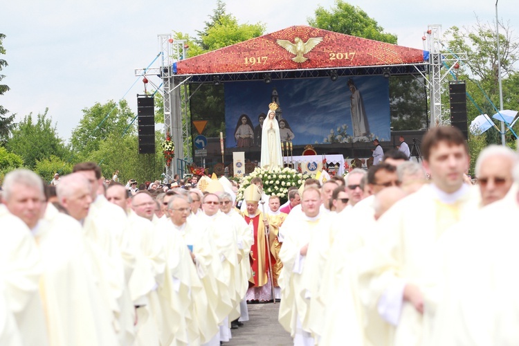 Zakończenie Mszy św. i procesja do sanktuarium