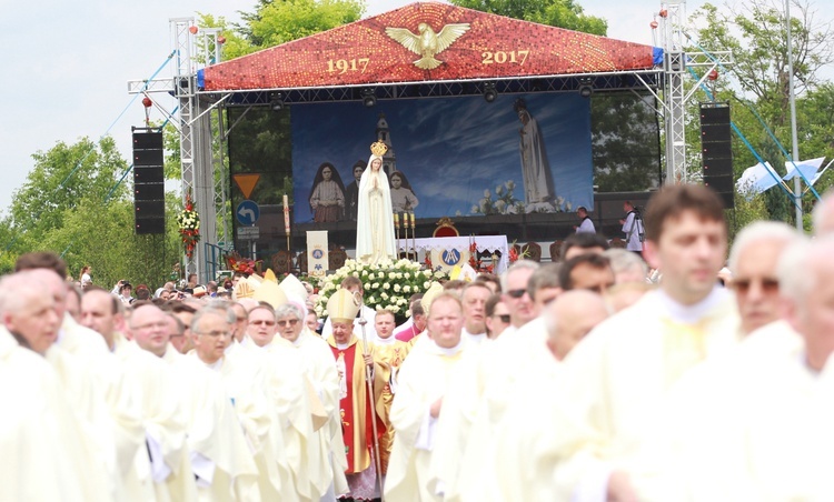 Zakończenie Mszy św. i procesja do sanktuarium