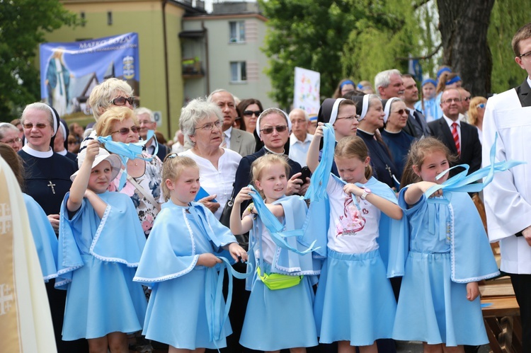 Zakończenie Mszy św. i procesja do sanktuarium