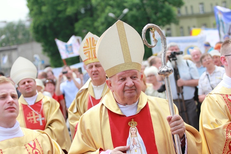 Zakończenie Mszy św. i procesja do sanktuarium