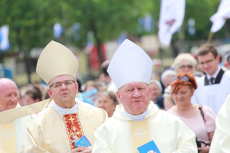 Zakończenie Mszy św. i procesja do sanktuarium