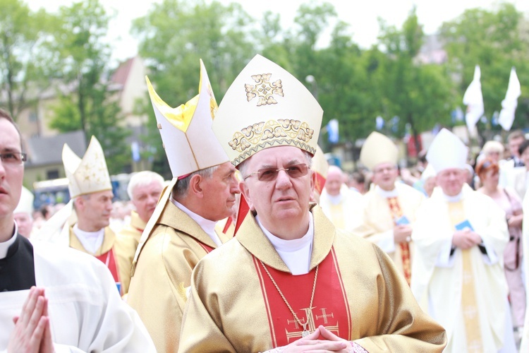 Zakończenie Mszy św. i procesja do sanktuarium