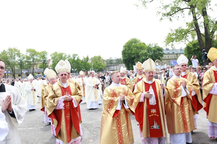 Zakończenie Mszy św. i procesja do sanktuarium