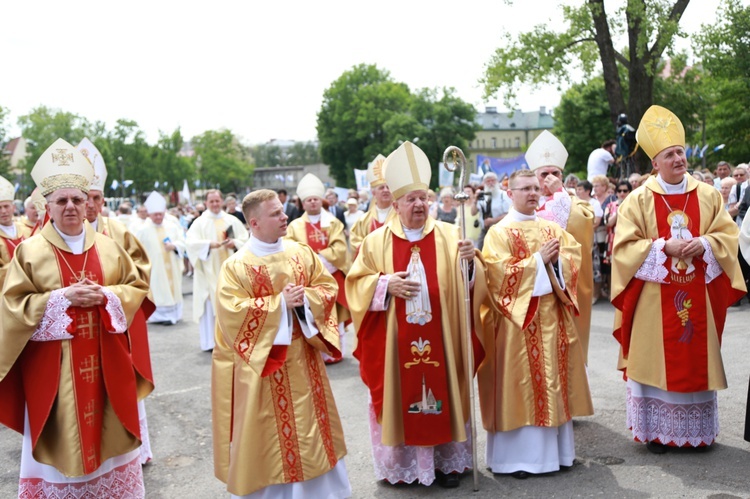 Zakończenie Mszy św. i procesja do sanktuarium