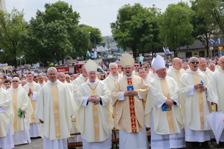 Zakończenie Mszy św. i procesja do sanktuarium