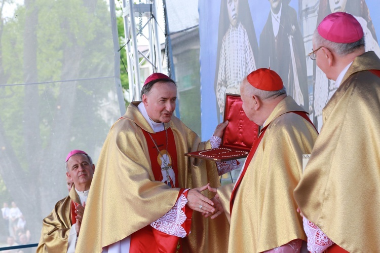 Zakończenie Mszy św. i procesja do sanktuarium