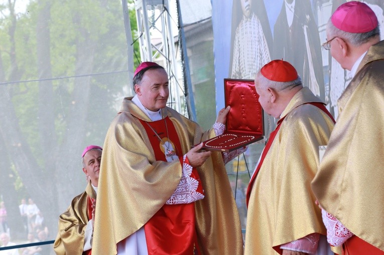 Zakończenie Mszy św. i procesja do sanktuarium