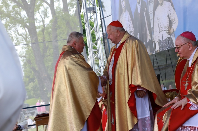 Zakończenie Mszy św. i procesja do sanktuarium