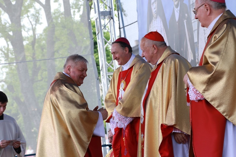 Zakończenie Mszy św. i procesja do sanktuarium