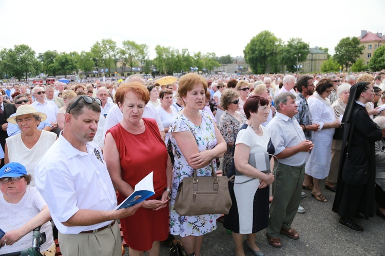 Zakończenie Mszy św. i procesja do sanktuarium