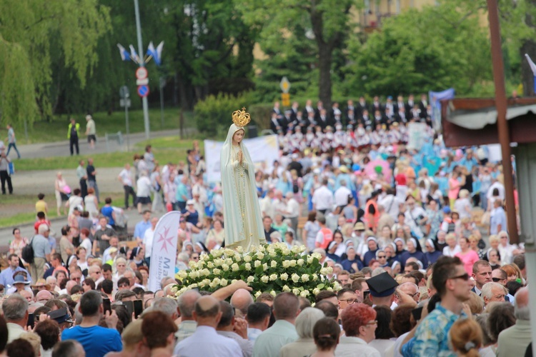 Zakończenie Mszy św. i procesja do sanktuarium