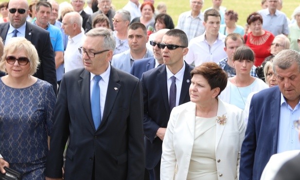 W procesji przyszli m.in. premier Beata Szydło z mężem i wiceminister Stanisław Szwed z żoną.