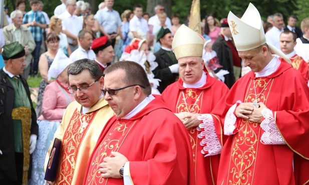 Biskupi: Roman Pindel i Piotr Greger oraz księża: Witold Grzomba i Grzegorz Gruszecki 