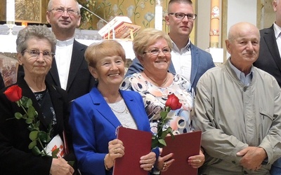 W pierwszym rzędzie od lewej: żona śp. Henryka Kociołka, Joanna Jachnicka, Barbara Zolich i Józef Jarosz. Z tyłu - ks. Józef Walusiak i Maksymilian Pryga