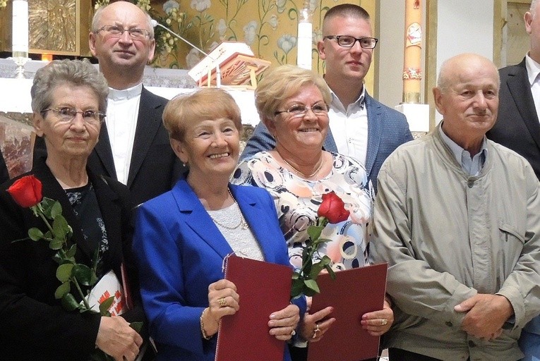 W pierwszym rzędzie od lewej: żona śp. Henryka Kociołka, Joanna Jachnicka, Barbara Zolich i Józef Jarosz. Z tyłu - ks. Józef Walusiak i Maksymilian Pryga