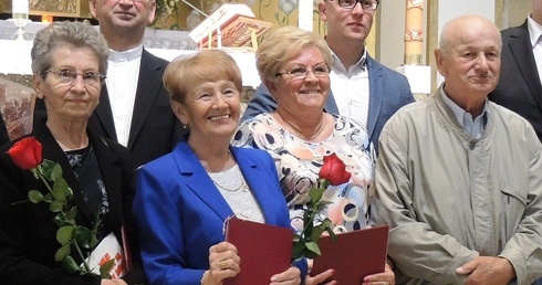 W pierwszym rzędzie od lewej: żona śp. Henryka Kociołka, Joanna Jachnicka, Barbara Zolich i Józef Jarosz. Z tyłu - ks. Józef Walusiak i Maksymilian Pryga