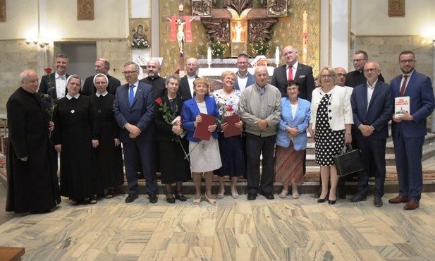 Główni bohaterowie książki o historii kościoła na Złotych Łanach z zaproszonymi gośćmi