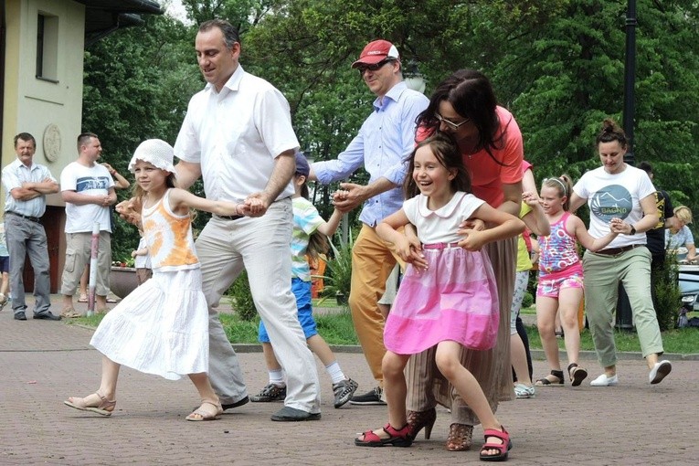 Rodzice bawili się razem z dziećmi