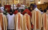 Neoprezbiter udziela uroczystego błogosławieństwa kapłanom